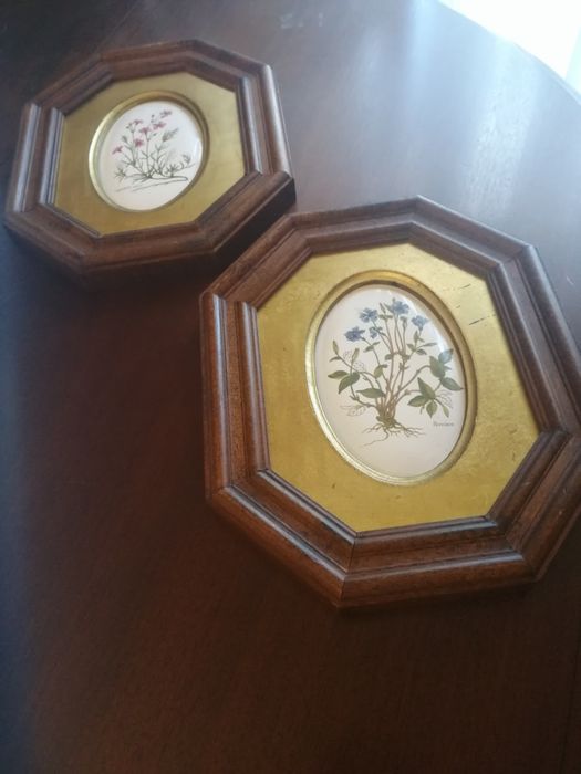 Quadros com moldura em madeira e pintura em cerâmica, vintage.