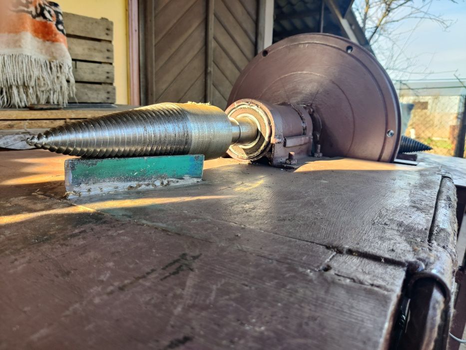 Колун для дрів. Дровокол.