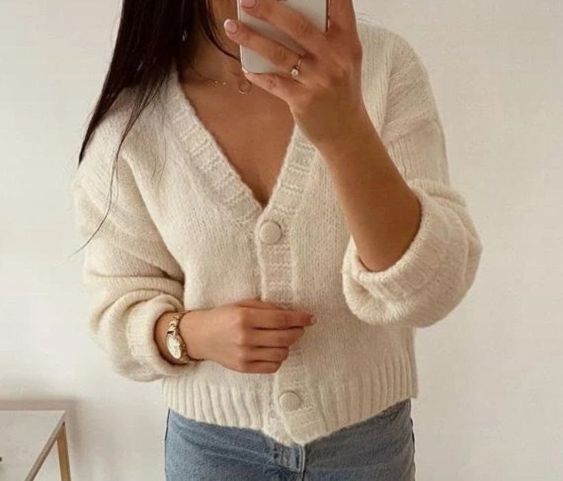 Sweter guziki kremowy uni