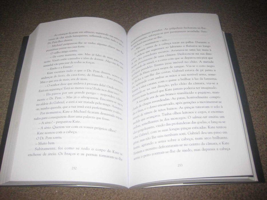 Livro "O Atlas Esmeralda" de John Stephens