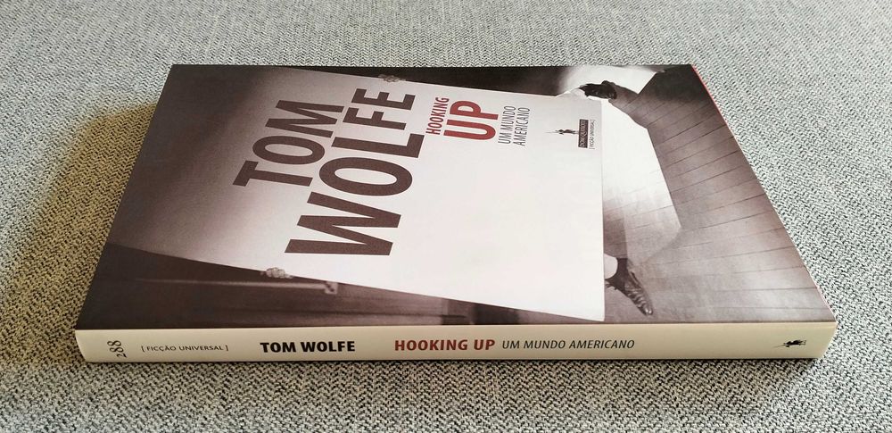 Livro "Hookimg Up - um mundo Amiericado" Tom Wolfe