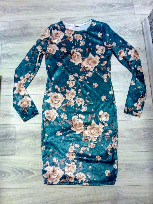 Welurowa sukienka midi rozm. M