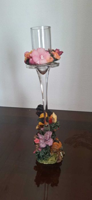 Castiçal Decorativo com Figuras – Vidro Transparente e Base Trabalhada