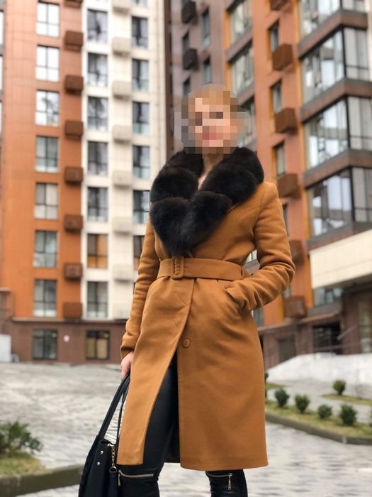 Пальто женское с воротником из натурального меха. Модус М.