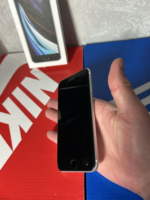 Айфон Се 2020 року