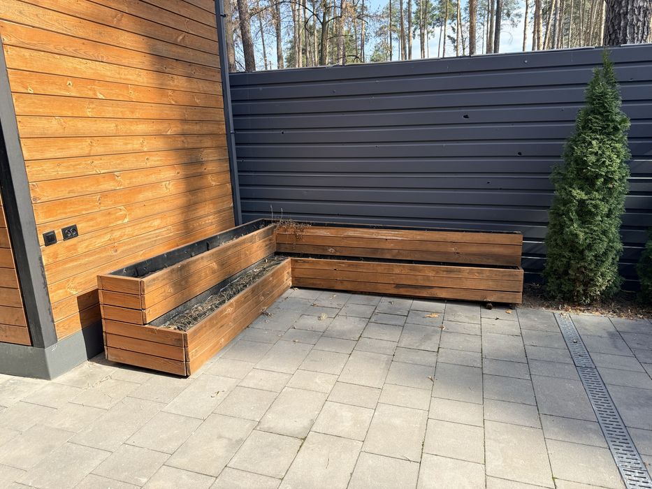 Зручна клумба для будинку