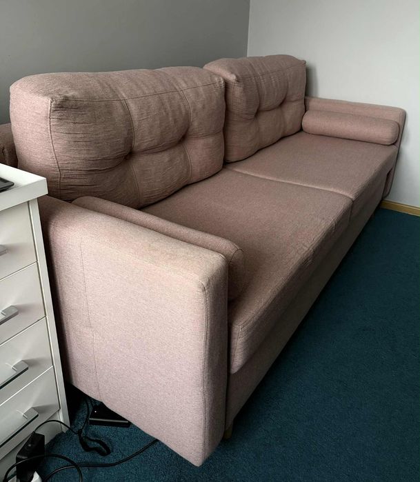 Sofa pudrowy róż z funkcją spania