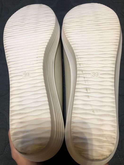 Buty na koturnie beżowe 39