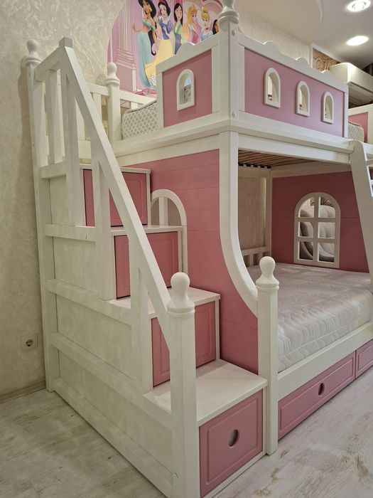 Двоповерхове ліжко замок.