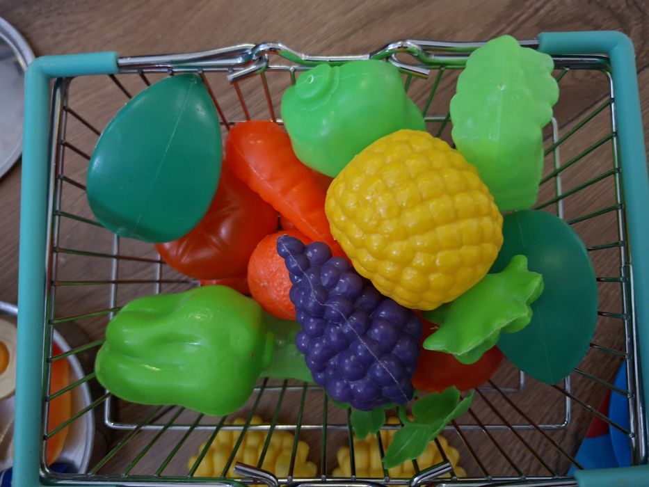 Proodukty i akcesoria do zabawy, kuchnia, sklep, kawiarnia.