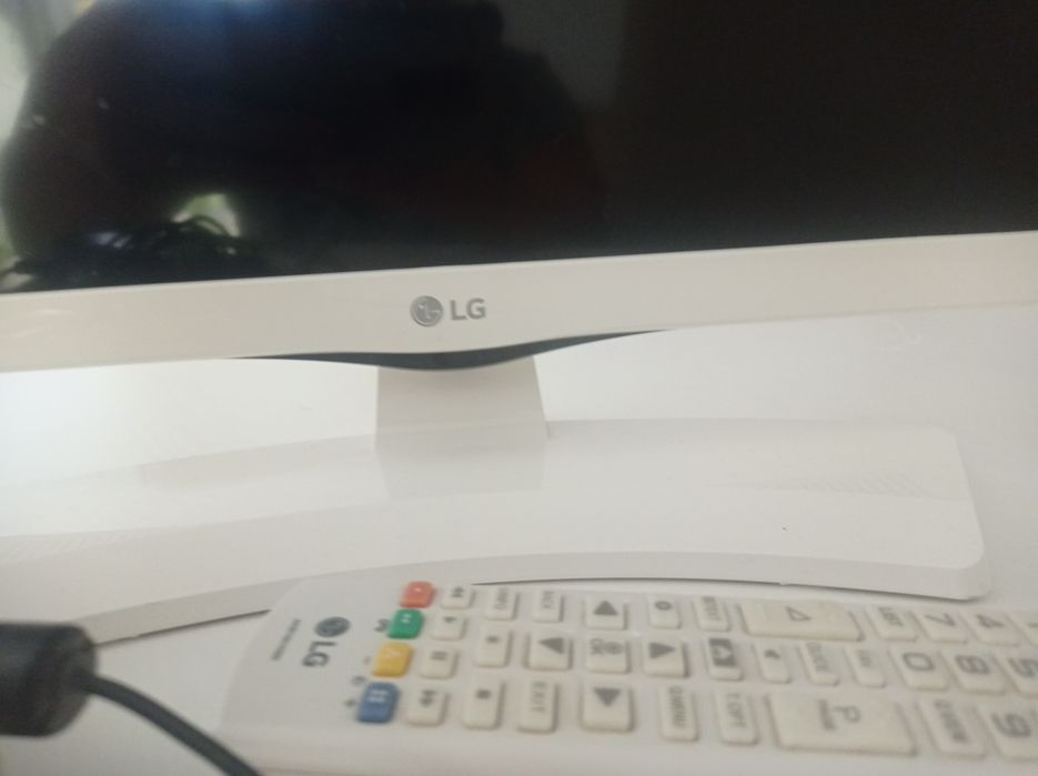 TV LED with White Background64171303334146121