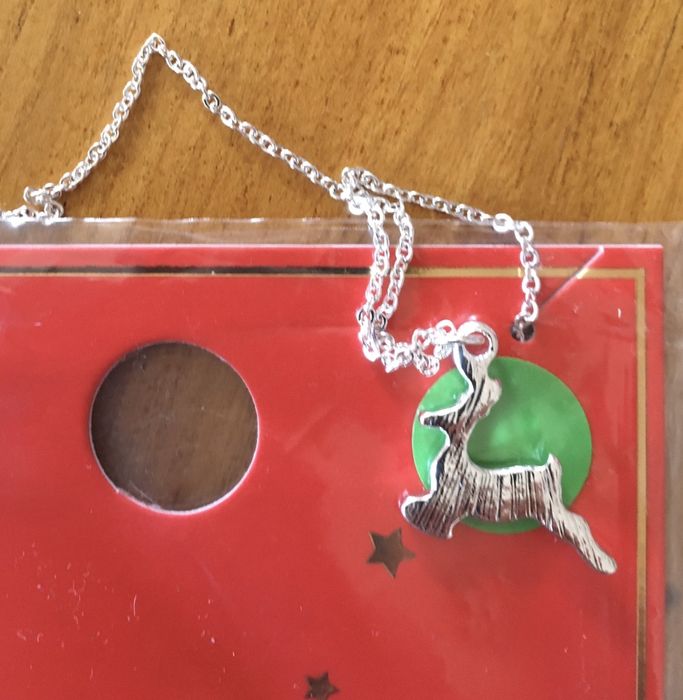 Naszyjnik z jeleniem plus stojak ze szczypczykami