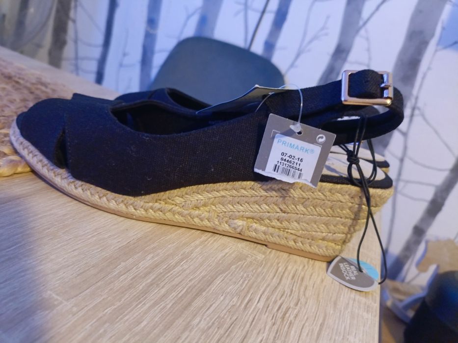 Nowe buty sandały na koturnie 39