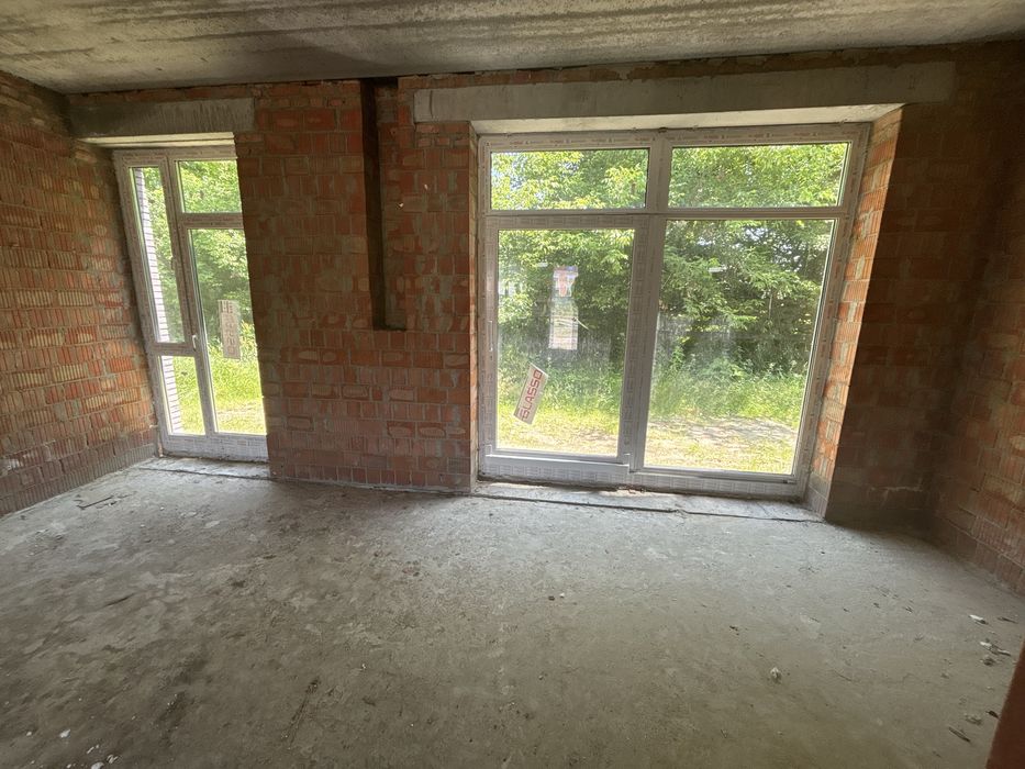 Просторий і стильний будинок у сучасному котеджному містечку