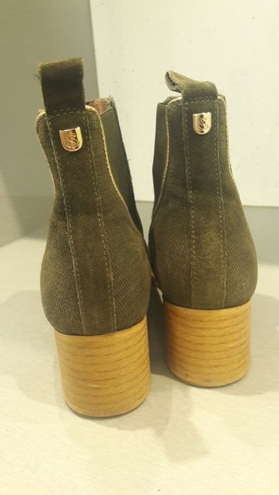 Botins em pele em verde