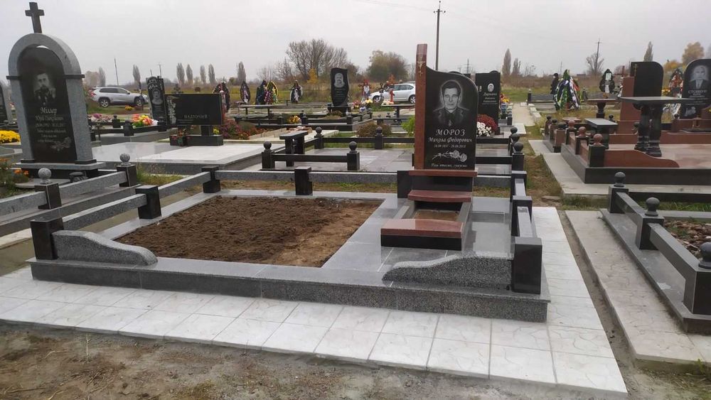 Гранітні пам'ятники, меморіальні комплекси. Якість від виробника.
