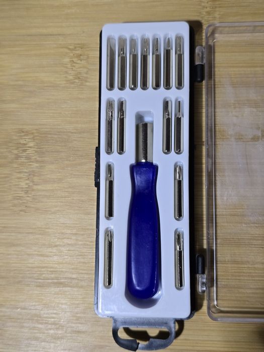 Отвертка с набором бит