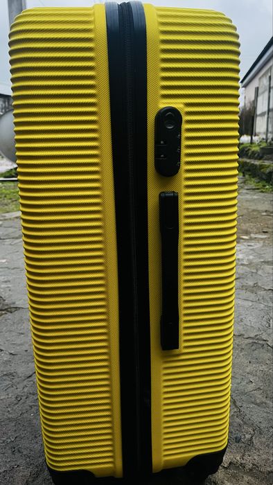 Продам жовту валізу.