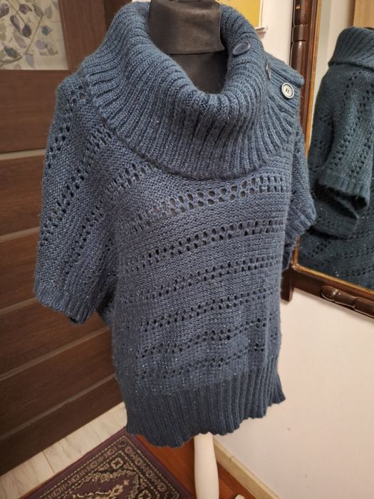 Damski sweter z golfem.
