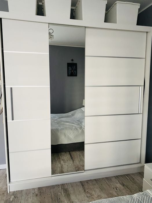 Szafa przesuwna z lustrem