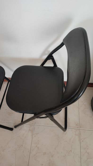 Cadeiras pretas dobráveis