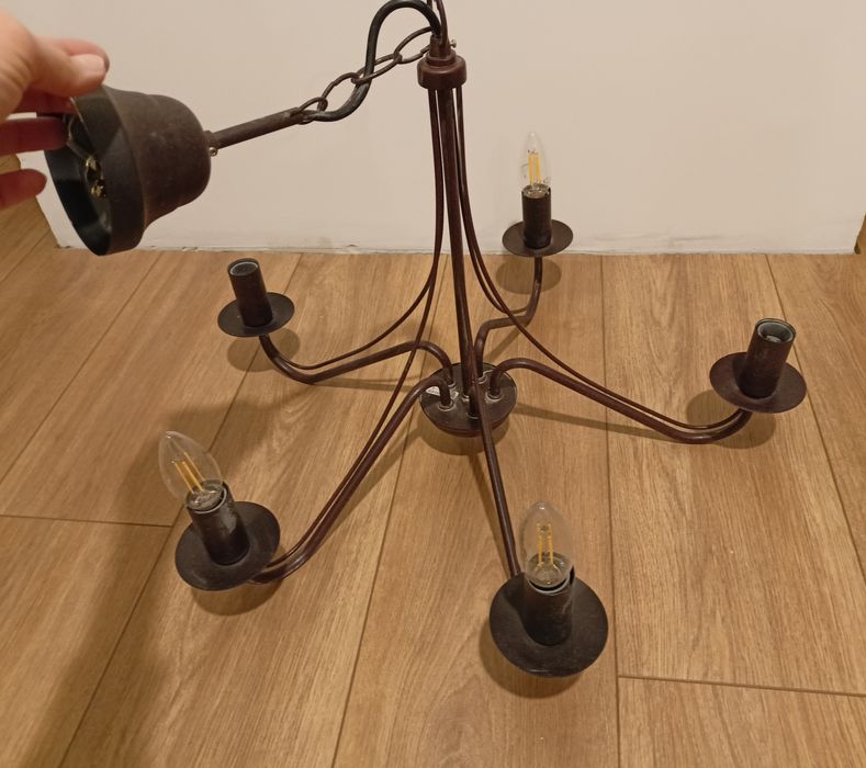Lampa sufitowa w stylu rustykalnym