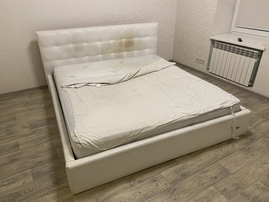 Двоспальне ліжко з м’яким узголів’ям + матрац