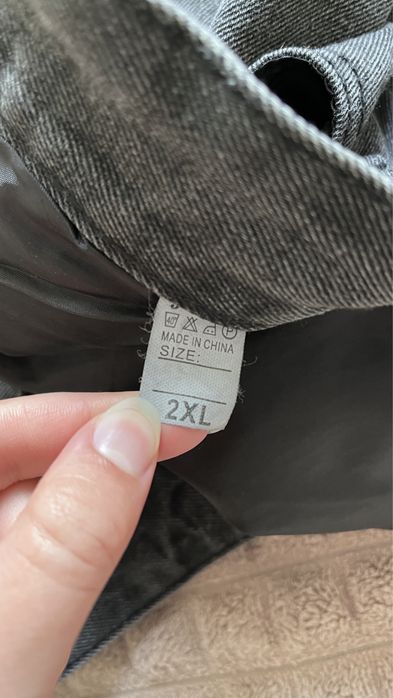 Якісні джинси XL -XXL, майже нові дефектів нема, подертості на колінах