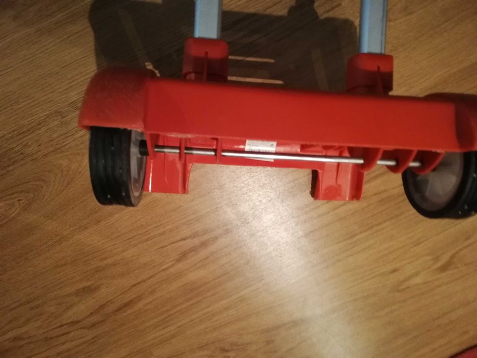 Trolley de criança para levar a mala da escola por 10€.