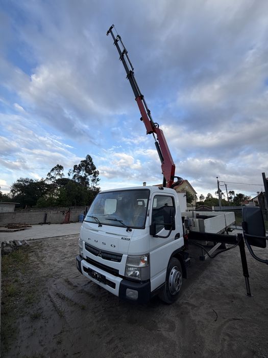 Mitsubishi Fuso com grua de 12M estrado