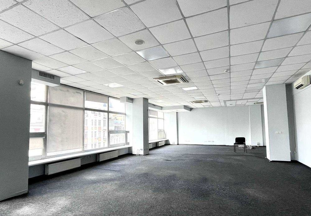 Офісний поверх у центрі Києва. Площа - 288м2. Метро - 5 хв.