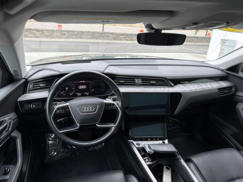 Audi Q8 E-Tron      2024