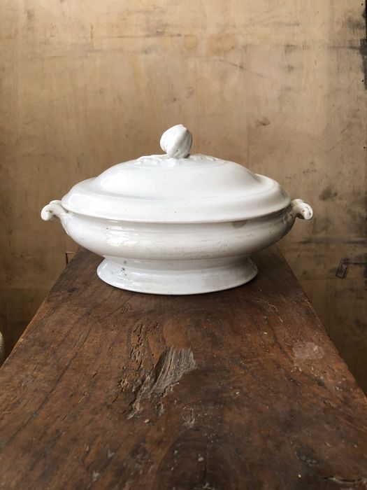 Terrina branca em porcelana