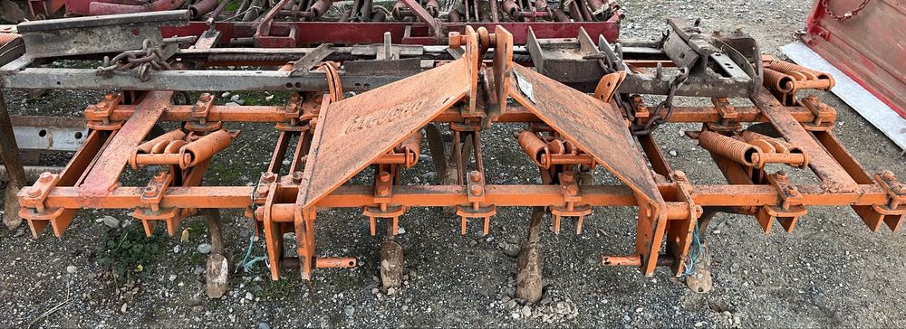 Várias alfaias agrícolas