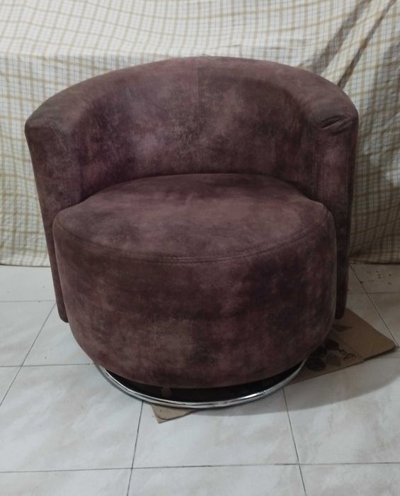 Sofá individual da prestigiada marca ANARIC, modelo JANO