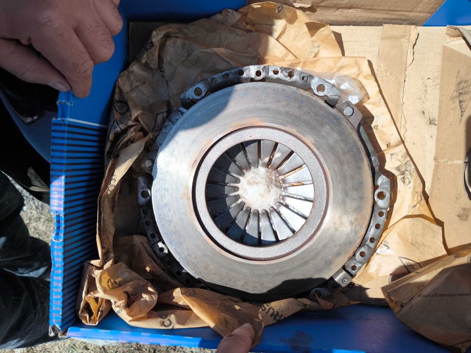 Kit Embraiagem Sachs + Rolamento Volvo C30 1.6 D2 / D3 (2012)retirado de um Volvo C30 1.6 Diesel de 114 cv (motor D4162T), ano 2012.