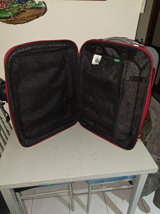 mala da United colors of Benetton  muito resistente  medi 63x41x23