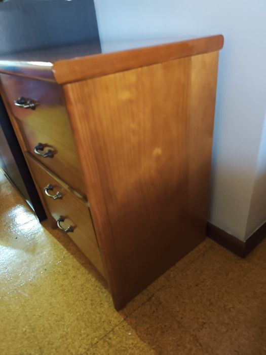 Cama solteiro com colchão, estrado e mesa cabeceira