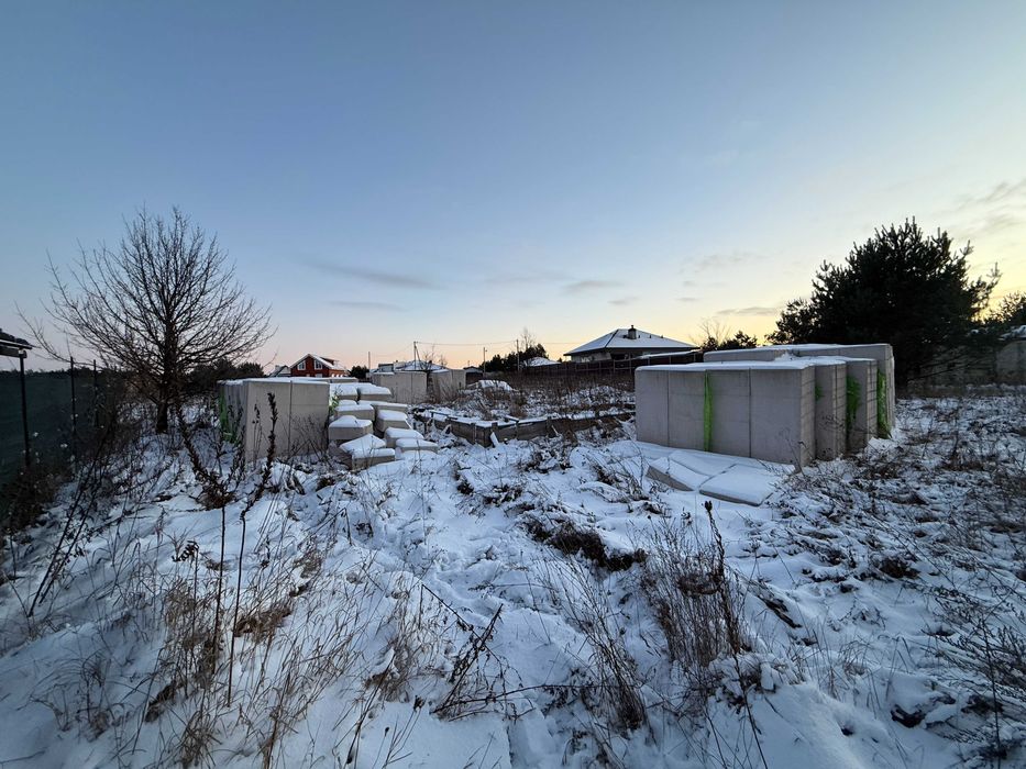 Продаж земельної ділянки з фундаментом під будинок