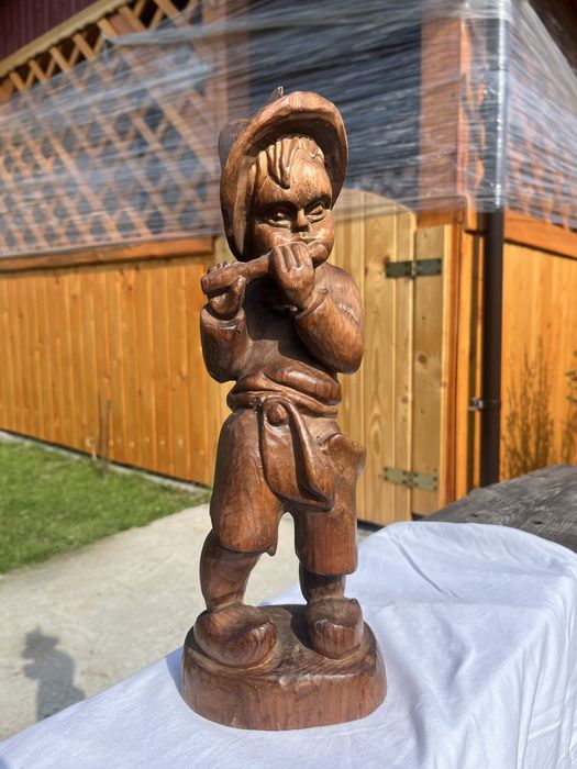 Drewniana figurka chlopiec