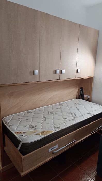 Cama de parede mais móvel de cima