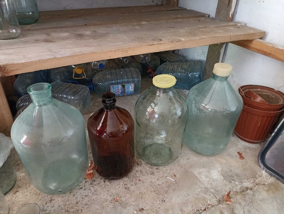 Бутли, банки стеклянные, сковородка, вилки, ложки, сковородки.