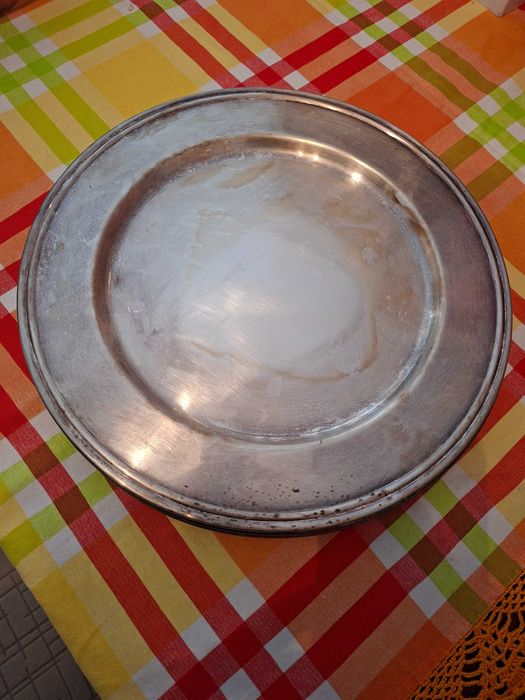 Pratos redondos prateados