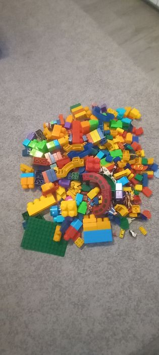 Caixa  com muitos legos