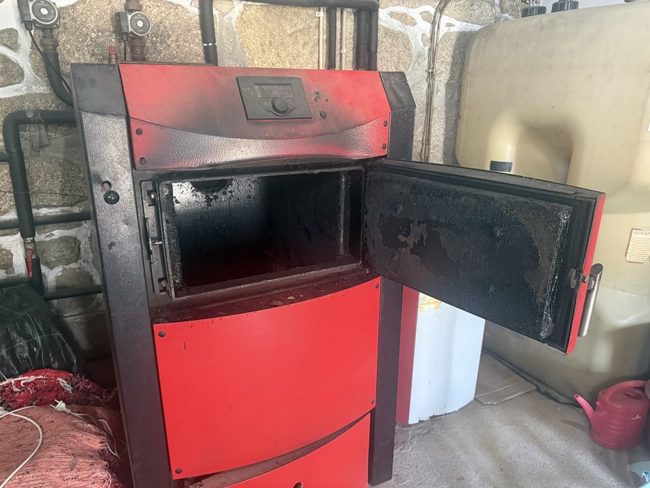 Caldeira de água quente a lenha. Modelo FAR PB L~25/POTENCIA NOM. 25 KW/pressao MAX. 3 bar / tensao 230 V / Frequencia 50 Hz