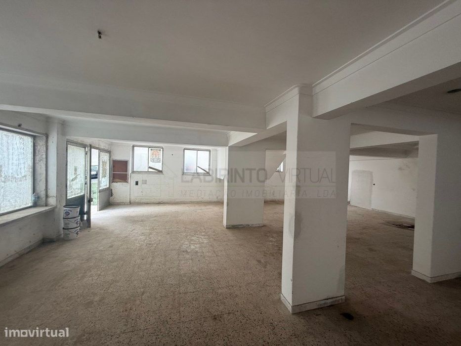 Vende-se Loja com acesso direto para a rua, em Agualva-Cacém, Sintra