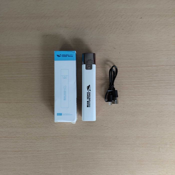 Lanterna Smiling Shark a Bateria