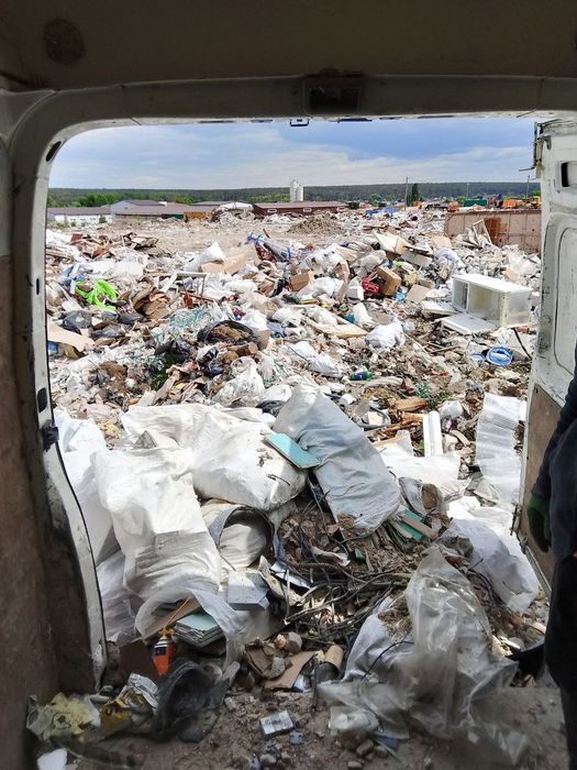 Вивіз сміття . Вивіз будівельного сміття, хламу.