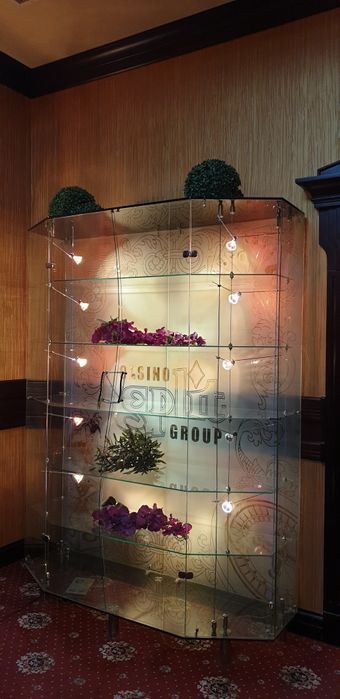 Скляна шафа з підсвіткою