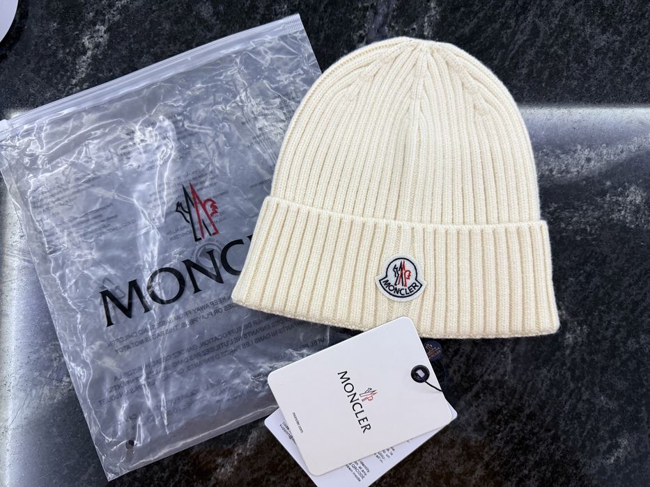 Шапка Moncler молочного кольору